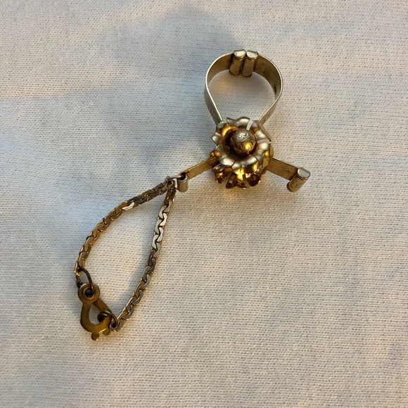 Vintage Mid-Century- Floral/Flower etched Glove Clip- light goldtone w/ chain - Picture 5 of 5